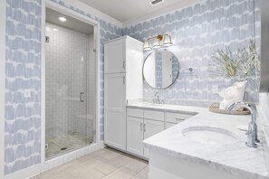Dusche, Haartrockner, Shampoo
