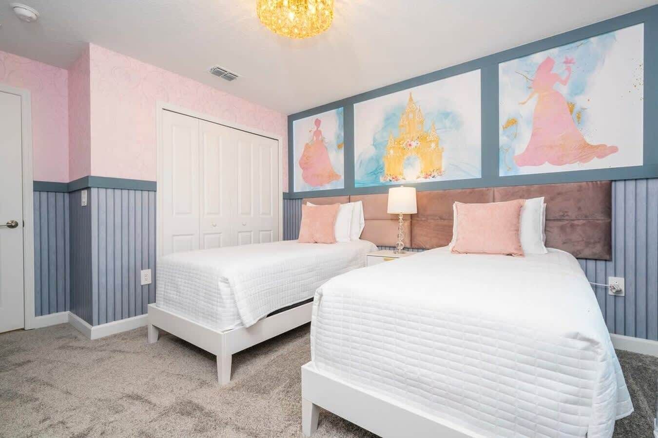 Een slaapkamer met twee eenpersoonsbedden, een nachtkastje, een lamp en een deur.