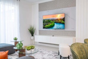 TV, DVD-spiller, bøker og stereoanlegg