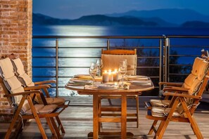 Outdoor dining - Seafront Marine Villa; Barefoot Elegance, 30 m from the shore (Evgiros)