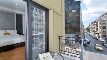 Classic Room | In-room safe, desk, blackout drapes, soundproofing