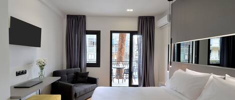 Caja de seguridad en la habitación, escritorio y cortinas blackout