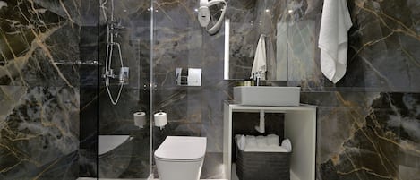 Lägenhet Comfort | Värdeförvaringsskåp på rummet, skrivbord och mörkläggningsgardiner