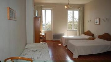 Työpöytä, ilmainen Wi-Fi, vuodevaatteet