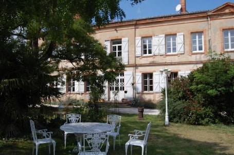 Outdoor dining. Chateâu de Faudade