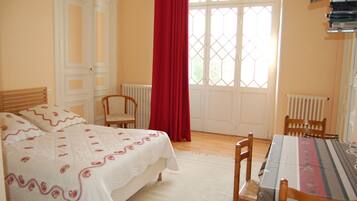 Double Room Single Use | Desk, free WiFi, bed sheets