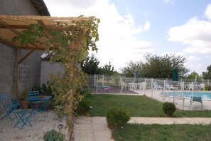 Alberca al aire libre por temporada y camastros 