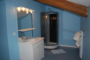 Serviettes fournies, papier toilette