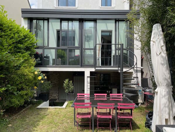 Outdoor dining - Maison de Charme Tout Proche Paris. Emplacement Idéal Pour les Sites Olympiques (Saint-Cloud)