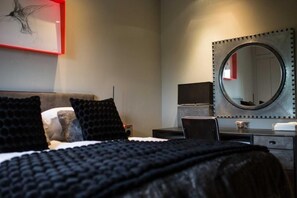 Habitación estándar | Escritorio, cortinas blackout y tabla de planchar con plancha 