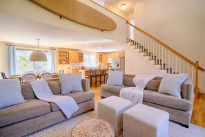 テレビ、暖炉、書斎 / ワークスペース