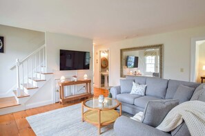 TV, offices - Walk to Main St and Oyster Pond in Chatham! (Chatham)