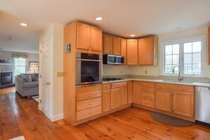 Fridge, microwave, oven, stovetop - Walk to Main St and Oyster Pond in Chatham! (Chatham)