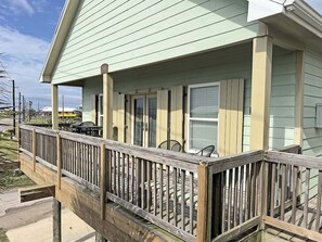 Terrace/patio - Y-Knot Walk to Beach Pet Friendly Gated Deck (Grand Isle)