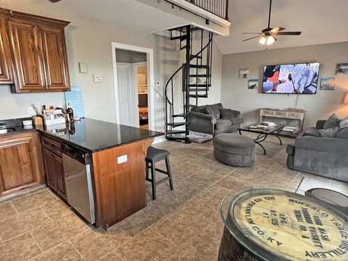 Y-Knot Walk to Beach Pet Friendly Gated Deck