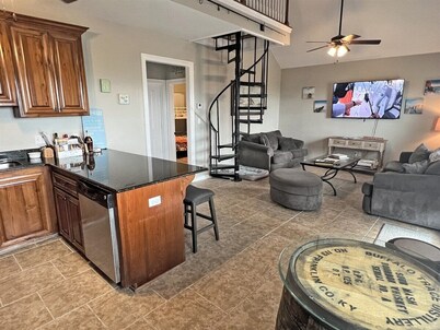 Y-Knot Walk to Beach Pet Friendly Gated Deck