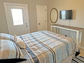 3 bedrooms, free WiFi, bed sheets - Y-Knot Walk to Beach Pet Friendly Gated Deck (Grand Isle)