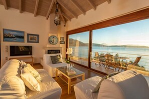 Smart TV, fireplace, books - Seafront 'Karavi Villa'; 270° views & sea access (Evgiros)