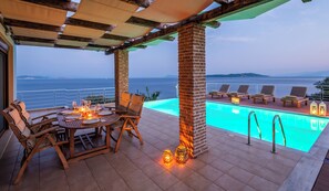 Outdoor dining - Seafront 'Karavi Villa'; 270° views & sea access (Evgiros)