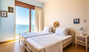 5 bedrooms, in-room safe, iron/ironing board, travel cot - Seafront 'Karavi Villa'; 270° views & sea access (Evgiros)