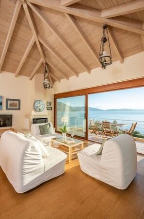 Smart TV, fireplace, books - Seafront 'Karavi Villa'; 270° views & sea access (Evgiros)