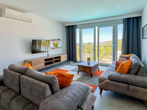 Lavender Poolside D3 – Stunning Seaview Apt with Private Pool & Terrace