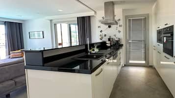 Kühlschrank, Mikrowelle, Ofen, Geschirrspüler