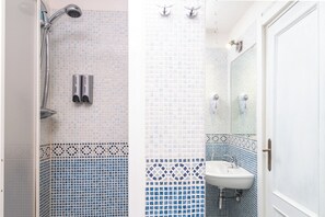 Shower, kloset, handuk, dan sabun