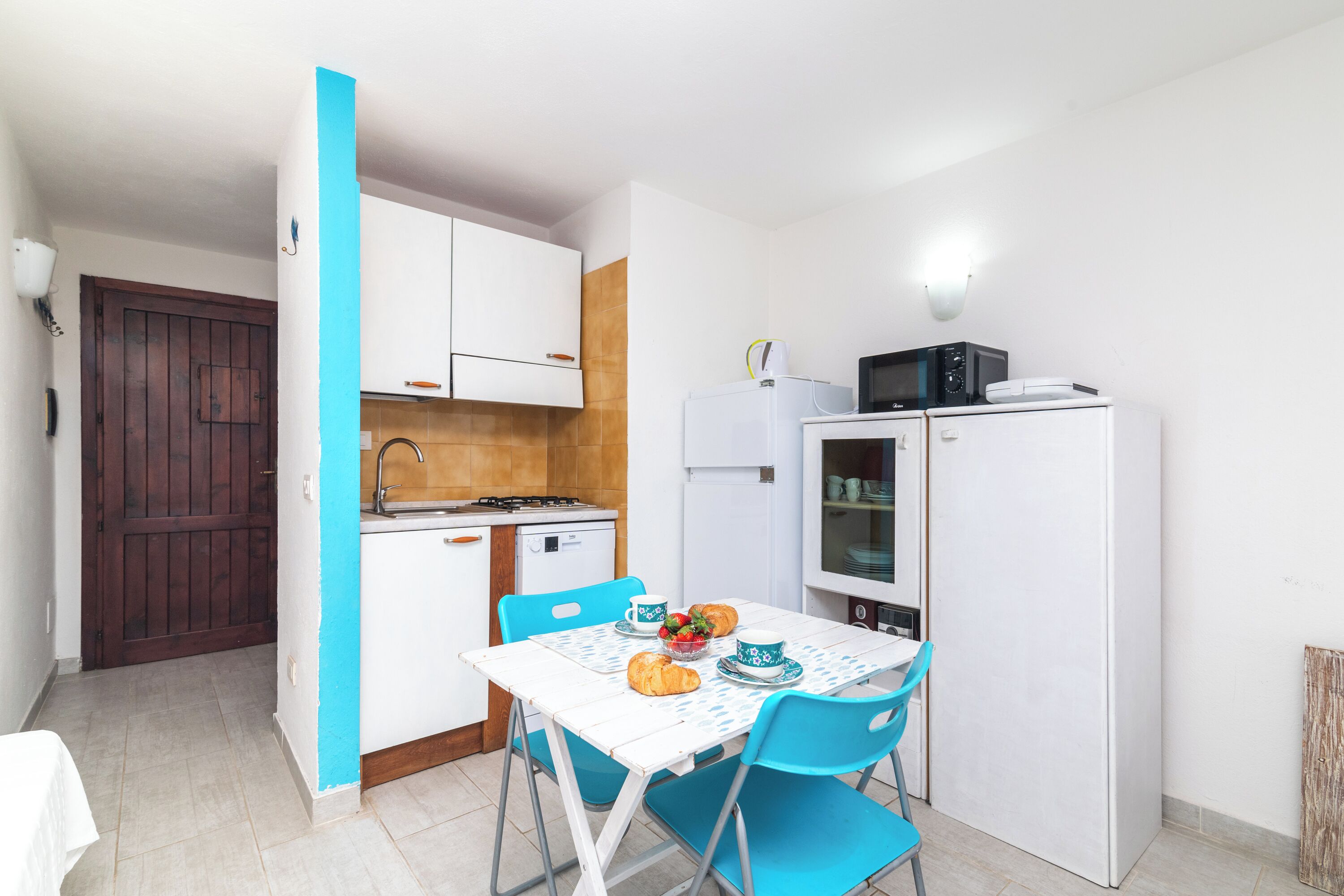 Kühlschrank, Mikrowelle, Herdplatte, Geschirrspüler