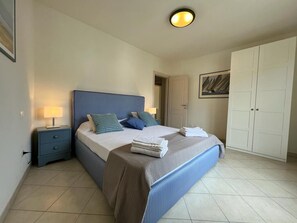 6 bedrooms, iron/ironing board, WiFi, bed sheets