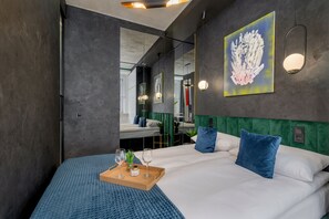 1 개의 침실, 책상, 노트북 작업 공간, 침대 시트