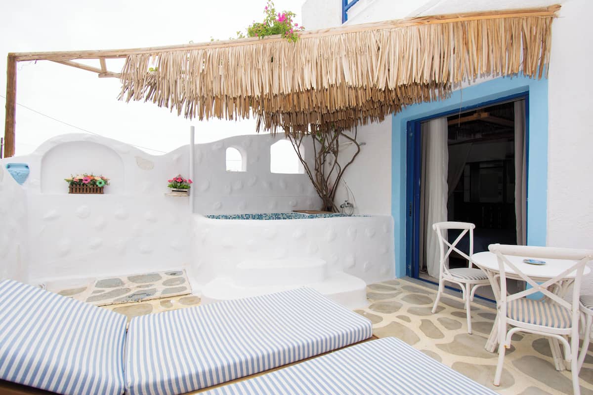 Deluxe Studio, Jetted Tub, Ground Floor | 1 bedroom, free WiFi