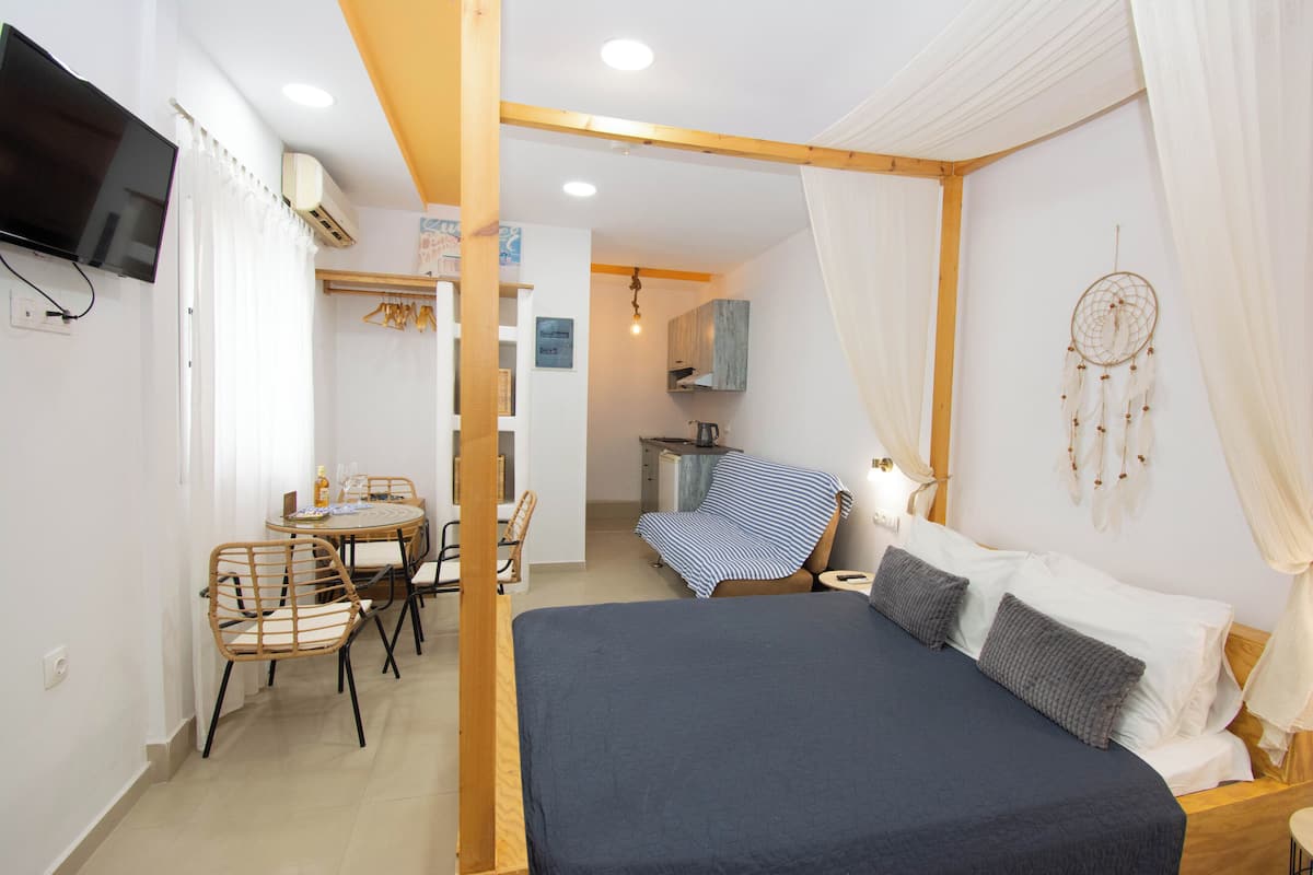 Studio, Jetted Tub, Ground Floor | 1 bedroom, free WiFi