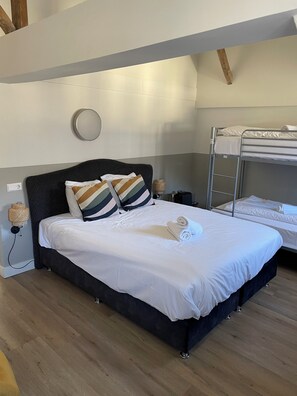 Quarto quádruplo família, várias camas | Roupas de cama antialérgicas, camas com colchões pillow-top