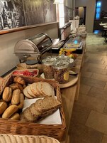 Desayuno (EUR 15 por persona)