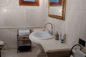 Dusche, Haartrockner, Bidet, Handtücher