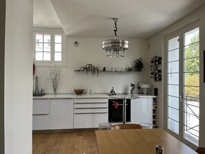 Fridge, microwave, oven, stovetop - Appartement de Luxe, Calme et Lumineux (Neuilly-sur-Seine)