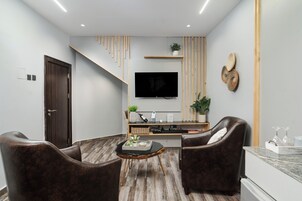 50-tommu snjallsjónvarp með stafrænum rásum, Netflix, Hulu.