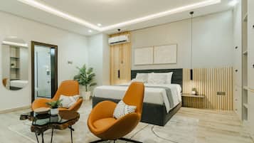 Luxury Studio Suite, 1 King Bed, Non Smoking, Kitchenette | Living area