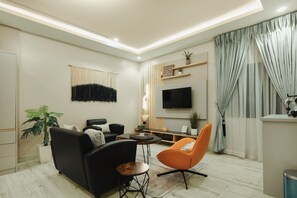 Executive Studio Suite, 1 King Bed, Non Smoking, Refrigerator & Microwave | Living area