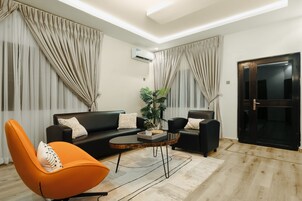 Executive Suite, 1 Bedroom, Non Smoking, Kitchenette | Living area
