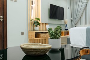 Deluxe-herbergi - 1 stórt tvíbreitt rúm - reyklaust - einkabaðherbergi | Stofa | 50-tommu snjallsjónvarp með stafrænum rásum, Netflix, Hulu.