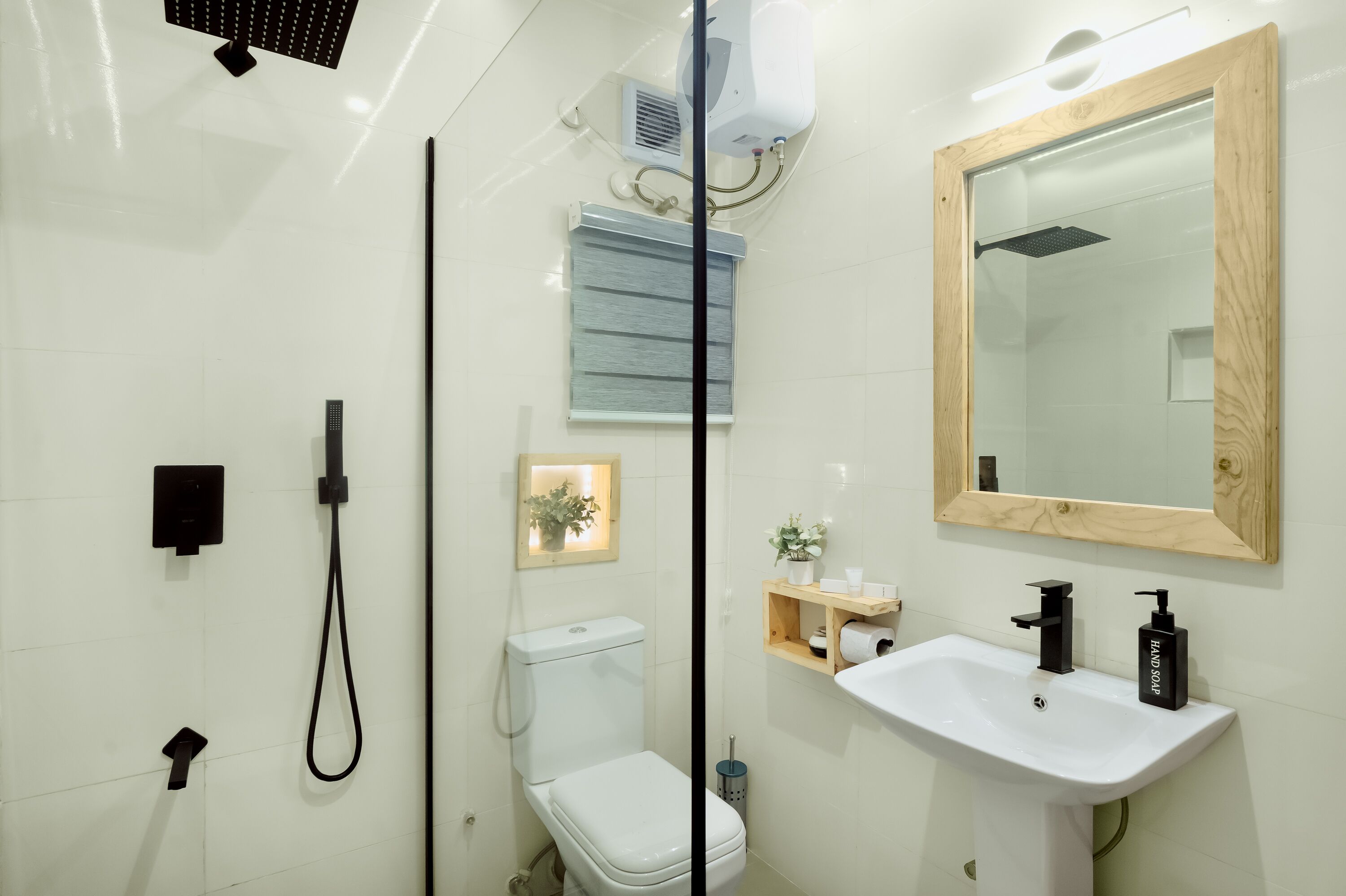 Douche, douche à « effet pluie », articles de toilette gratuits
