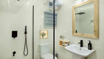 Douche, douche à « effet pluie », articles de toilette gratuits