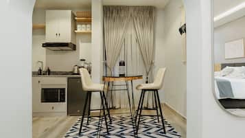 Suite Studio Luxe, 1 trĂšs grand lit, non-fumeur, coin cuisine | Restauration dans la chambre