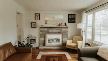 Télévision, livres, espaces bureaux