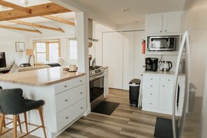 Réfrigérateur, four à micro-ondes, un four, surface de cuisson