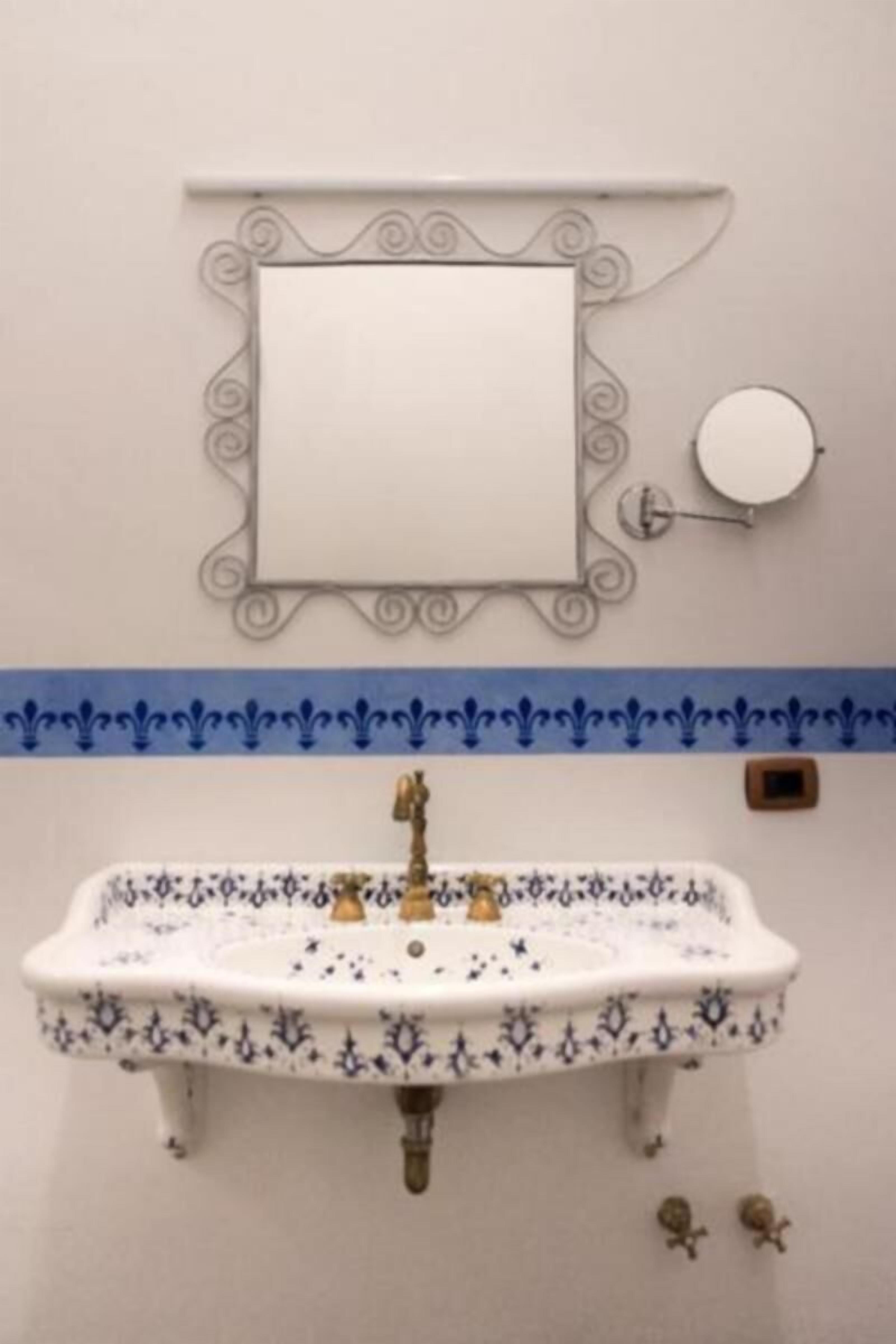 Een haardroger, handdoeken