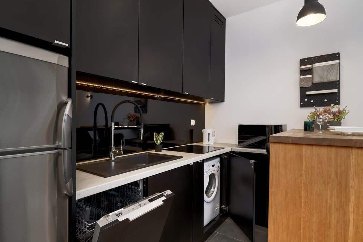 Fridge, microwave, stovetop, dishwasher