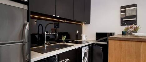 Frigorífico, microondas, placa de cocina y lavavajillas